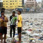 A poluição por plásticos é muito grande em locais como esta praia em Mumbai