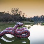 Jaider Esbell08 34bienal Entidades Serpentes Inflaveis No Lago Do Ibirapura Foto Alberto Cesar Araujo Amazonia Real 1024x656