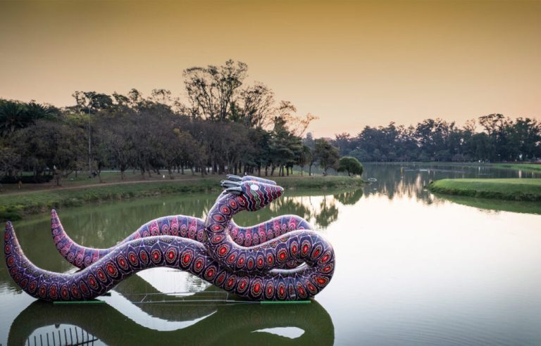 Jaider Esbell08 34bienal Entidades Serpentes Inflaveis No Lago Do Ibirapura Foto Alberto Cesar Araujo Amazonia Real 1024x656