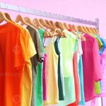 Roupas Diferentes Em Cabides Em Rosa Fundo Foto