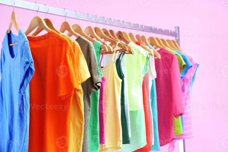 Roupas Diferentes Em Cabides Em Rosa Fundo Foto