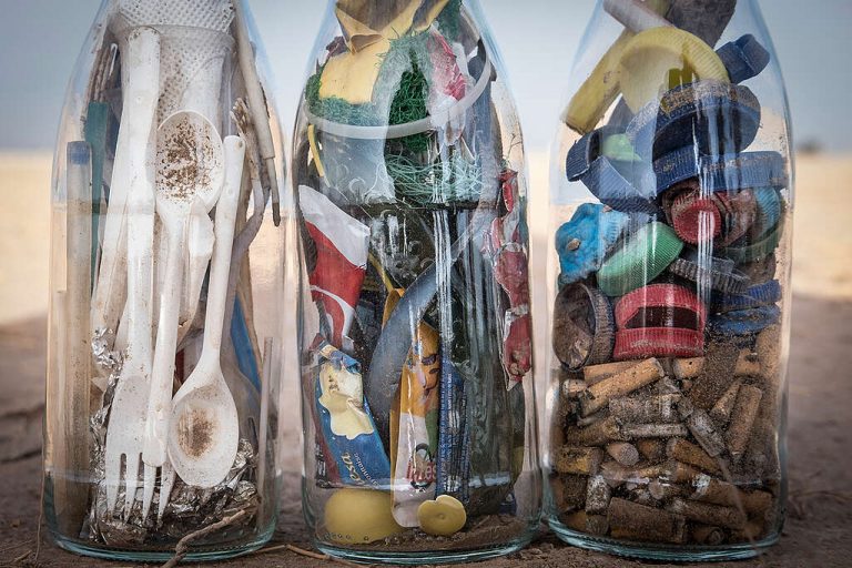 "Better Without Plastics": Beach Clean Up In Valencia Recogida Residuos En Playa De Alborada, Valencia. "mejor Sin Plásticos"