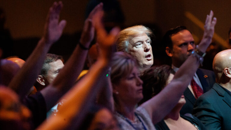 Trump Orando Na Multidão