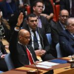 O vice-embaixador dos Estados Unidos na ONU, Robert Wood, vota contra uma resolução que autoriza a adesão da Palestina às Nações Unidas como membro pleno, em Nova York, 18 de abril de 2024. ANGELA WEISS / AFP.