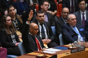 O vice-embaixador dos Estados Unidos na ONU, Robert Wood, vota contra uma resolução que autoriza a adesão da Palestina às Nações Unidas como membro pleno, em Nova York, 18 de abril de 2024. ANGELA WEISS / AFP.