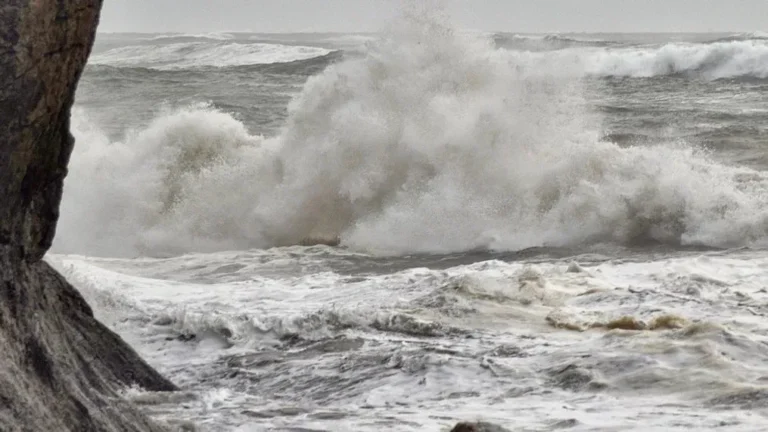 Aspersão Das Ondas Oceânicas