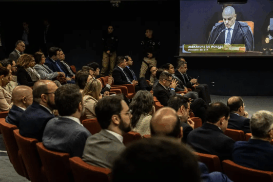 Globalização: Jair Bolsonaro, acusado de planejar golpe, não está no julgamento